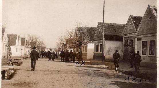 Auf einer Fotografie der späten 1920er Jahre ist die Hauptstraße von Schattendorf mit dem Gasthaus Tscharmann zu sehen