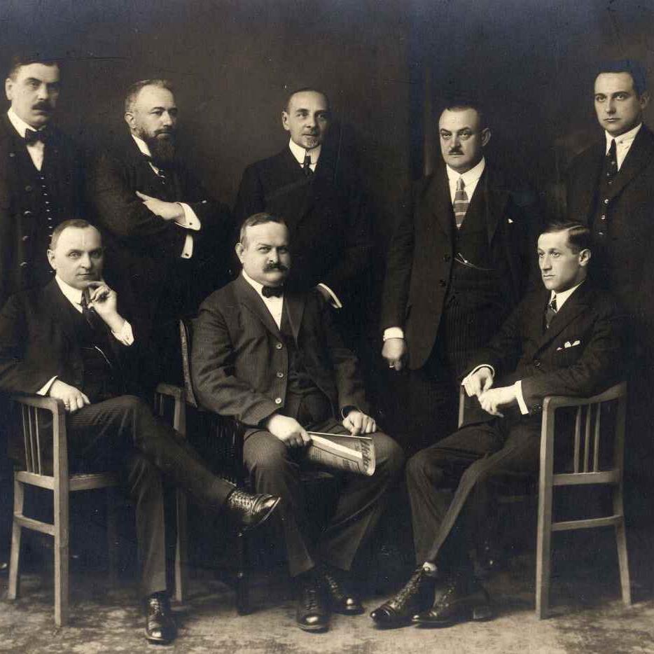 Gruppenfoto der ersten gewählten burgenländischen Landesregierung von 1922, sieben Männer in dunklen Anzügen