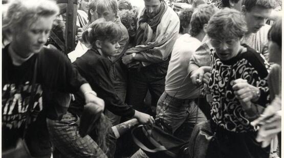 Menschen, darunter viele Kinder, drängen sich 1989 beim Grenzübergang Sankt Margarethen–Sopron