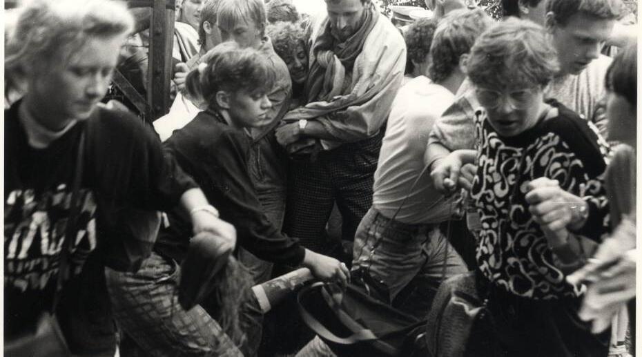 Menschen, darunter viele Kinder, drängen sich 1989 beim Grenzübergang Sankt Margarethen–Sopron
