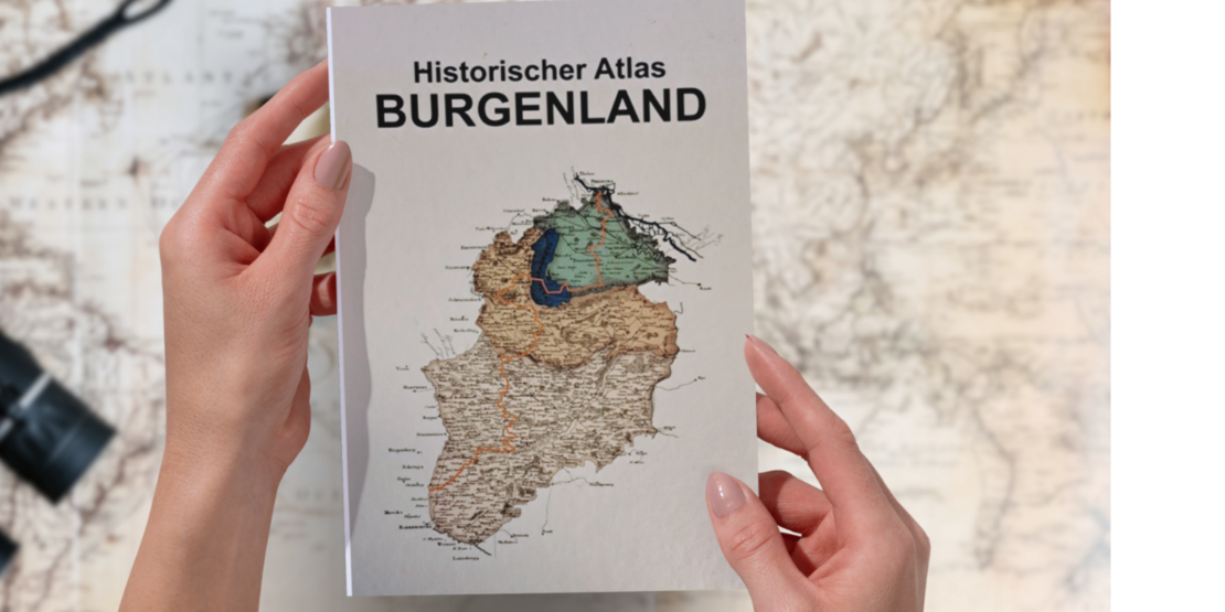 Eine Hand hält eine historische Landkarte des Burgenlands mit Ortsnamen und eingezeichneten Grenzen